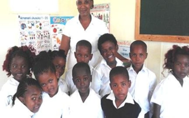 Mrs N Apleni and her Grade R IsiXhosa class with twins, Buhle and Sibahle Shologu, De Bron Primary School